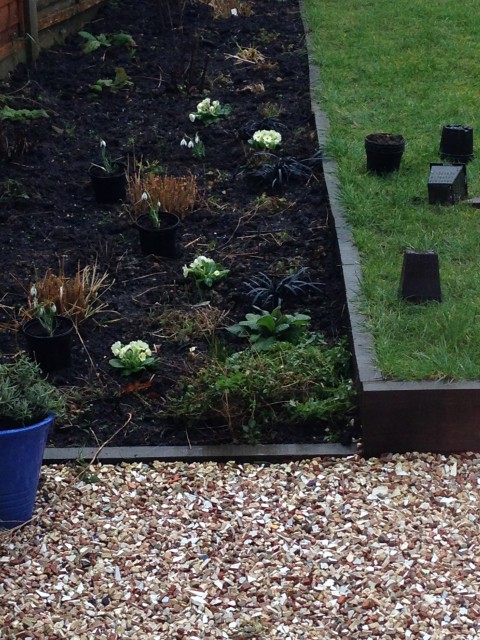 Good garden design: Mulch in spring for a tidy garden